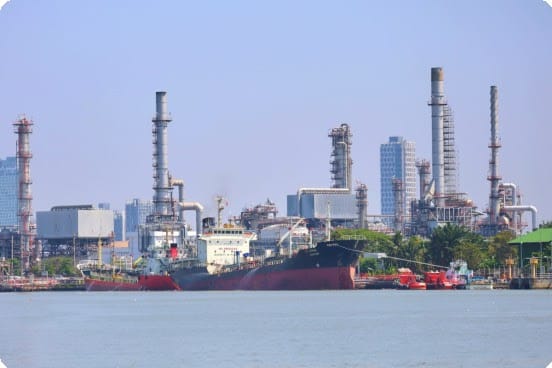 De ce s-au prăbușit prețurile petrolului, &icirc;n ciuda riscurilor geopolitice &icirc;ncă prezente