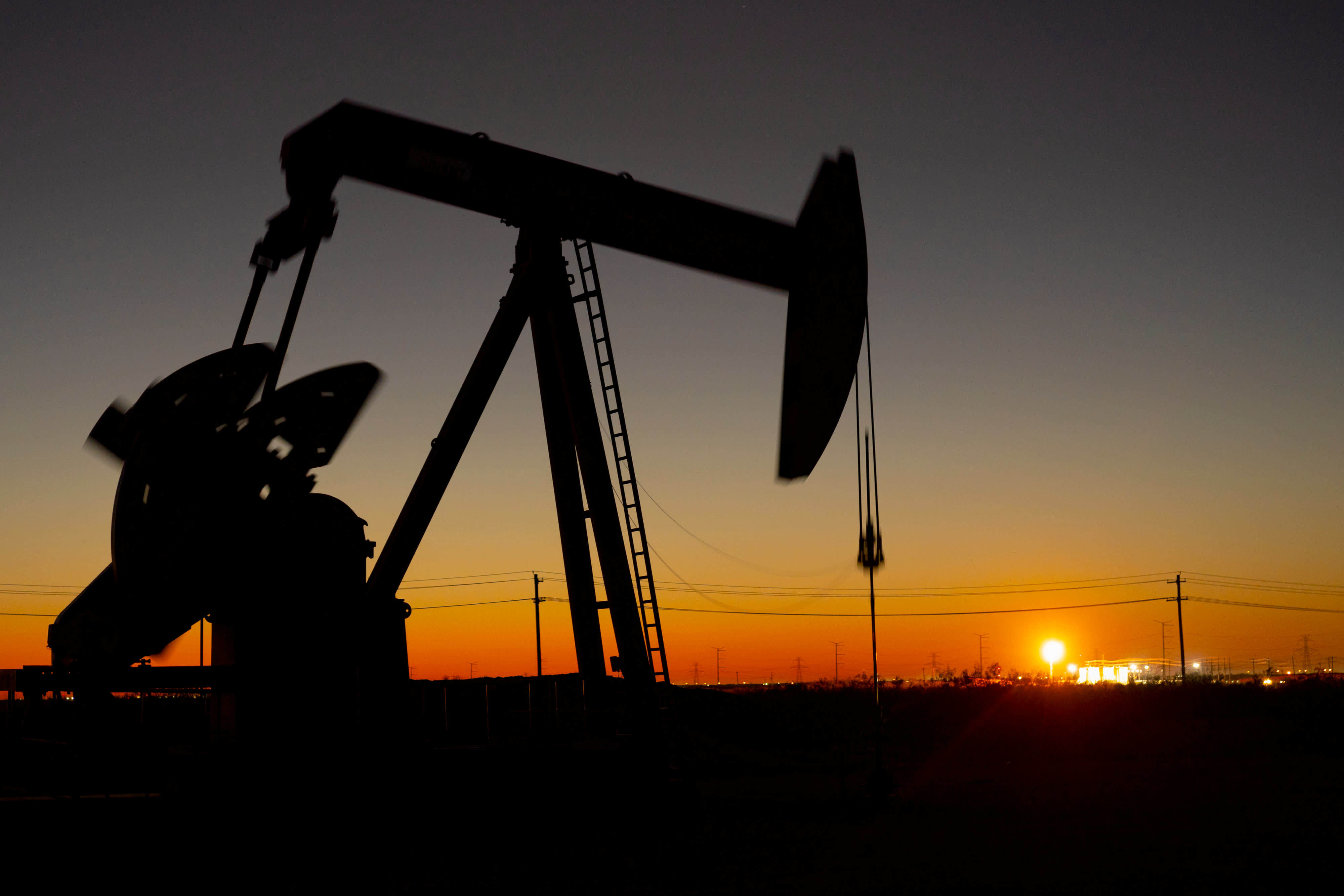 Declin al preţurilor petrolului, joi, la cel mai redus nivel de la &icirc;nceputul războiului cu Iranul, după reluarea tranzitului prin Str&acirc;mtoarea Ormuz