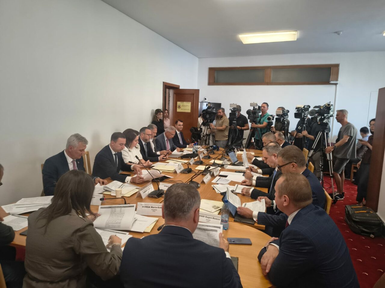 Deputaţii au votat &icirc;n Comisia de Buget o acciză la carburanţi care să varieze &icirc;ntre 5-25%, iar preţul motorinei standard să nu depăşească 10 lei