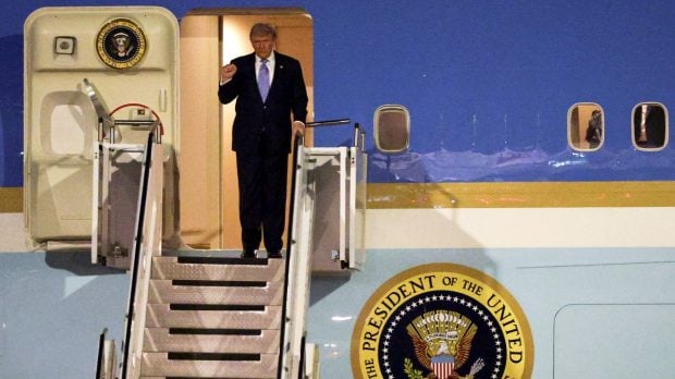Donald Trump a ajuns &icirc;n China pentru &icirc;nt&acirc;lnirea cu Xi Jinping: imagini de la primirea liderului american