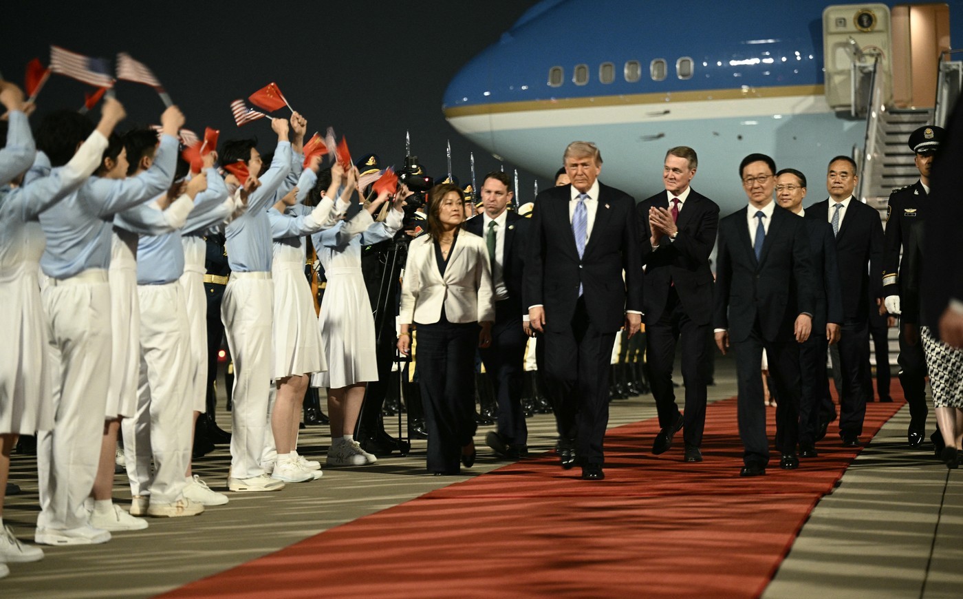 Donald Trump a ajuns la Beijing, unde &icirc;i va cere lui Xi Jinping &bdquo;să deschidă China&rdquo;
