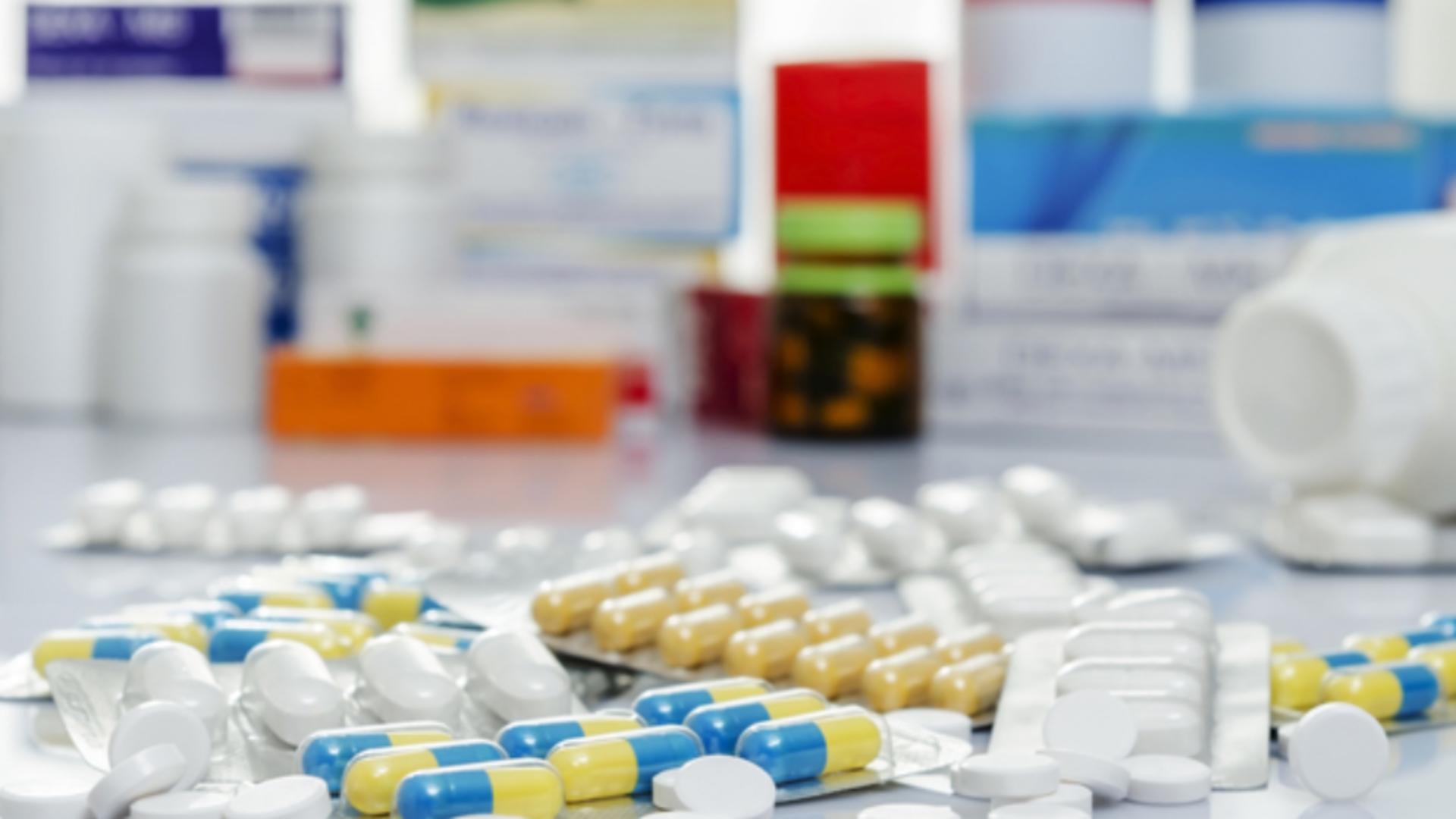 Donald Trump anunță taxe vamale de p&acirc;nă la 100% pentru medicamentele generice importate &icirc;n SUA