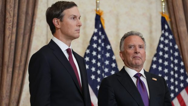 Donald Trump &icirc;și trimite pentru prima dată emisarii la Kiev. Volodimir Zelenski confirmă vizita