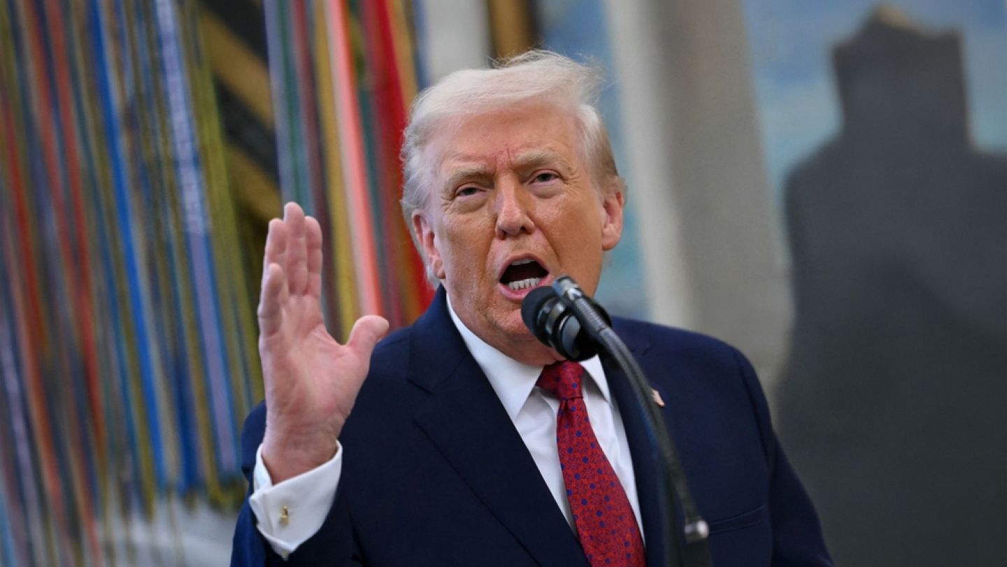 Donald Trump se răzg&acirc;ndește și nu va mai taxa cu 20% navele care trec prin Str&acirc;mtoarea Hormuz