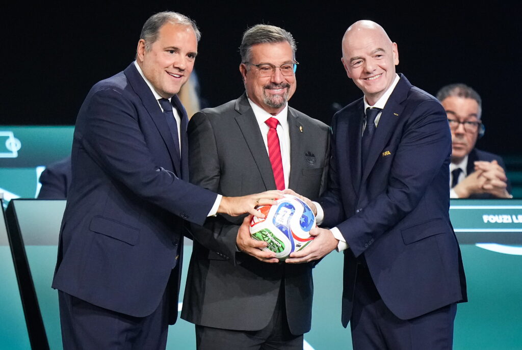 După UEFA și Confederația americană critică planul FIFA privind atragerea investitorilor privați pentru administrarea Cupei Mondiale și alte competiții ale forului