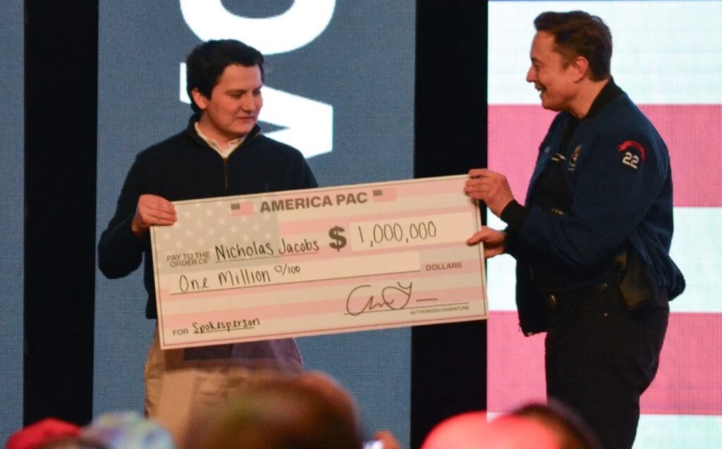 Elon Musk, acuzat că ar fi &icirc;ncălcat legea după ce a oferit cecuri de c&acirc;te 1 milion de dolari alegătorilor