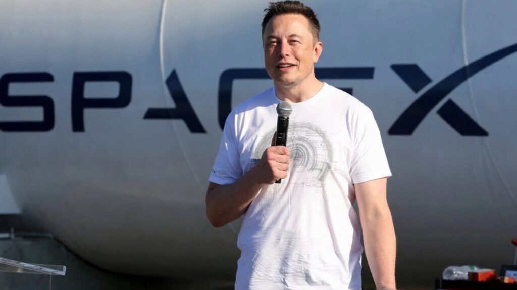 Elon Musk lasă să se &icirc;ntrevadă posibilitatea unei fuziuni &icirc;ntre Tesla şi SpaceX