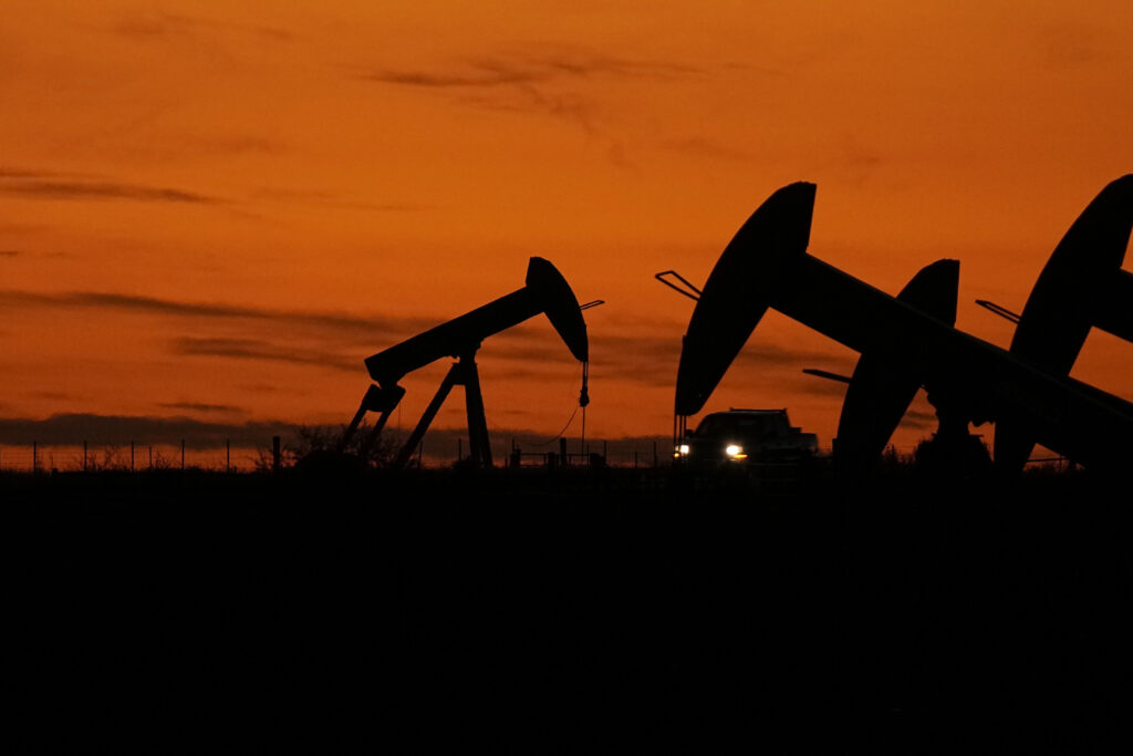 Emiratele Arabe Unite pompează petrol ca niciodată. Producția de petrol a atins un record istoric