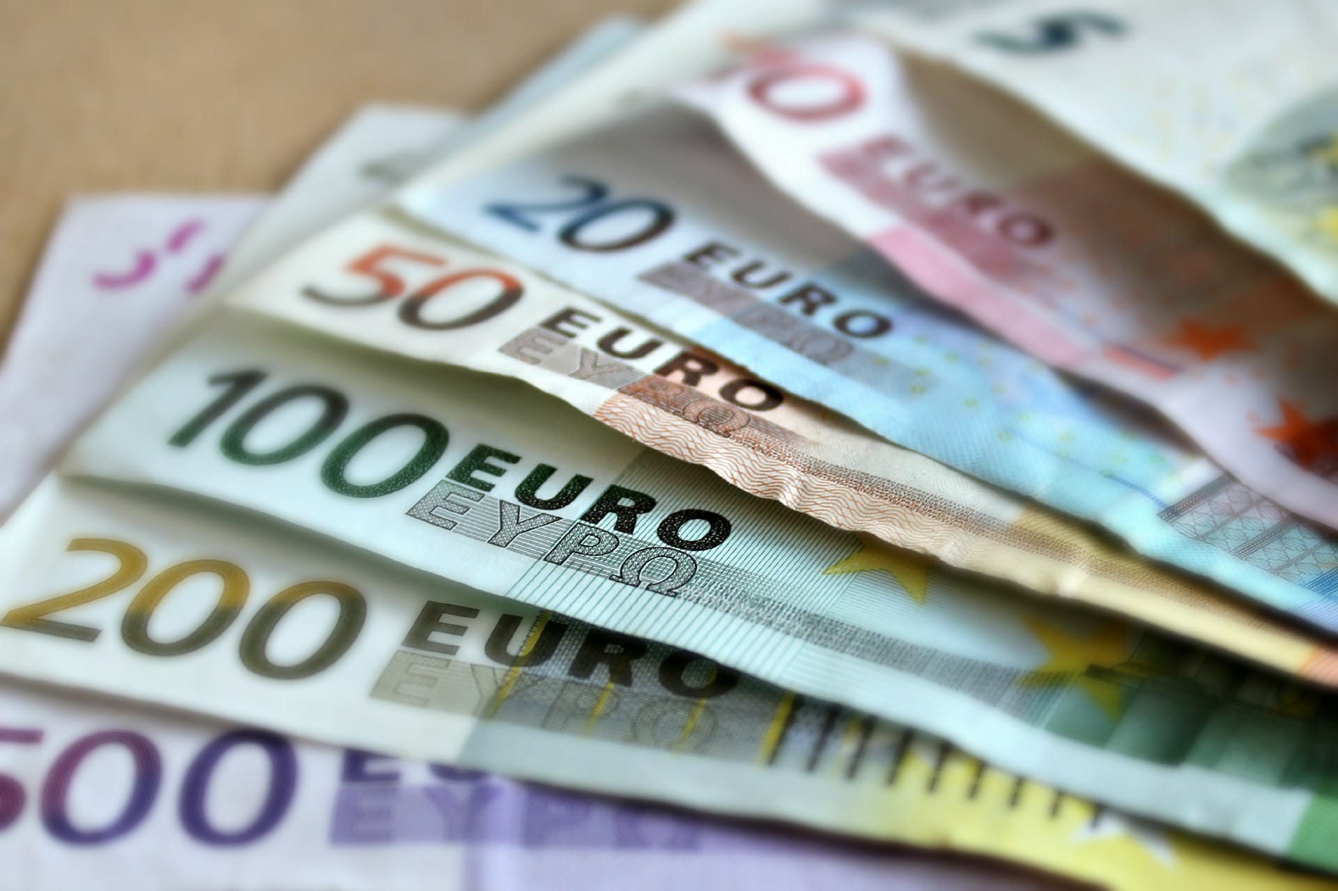 Emisiunile de obligaţiuni guvernamentale au atins un nivel record, pe fondul creşterii cheltuielilor publice