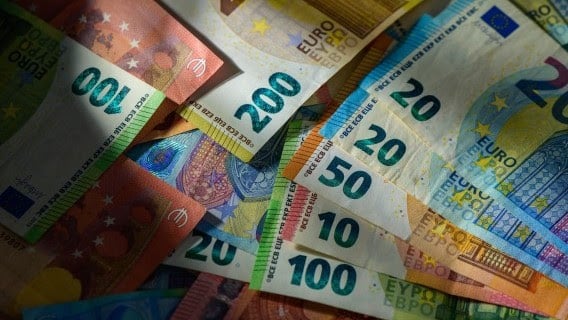 Euro răm&acirc;ne stabil &icirc;naintea deciziei BCE, &icirc;n timp ce tensiunile din Orientul Mijlociu continuă să influențeze piețele