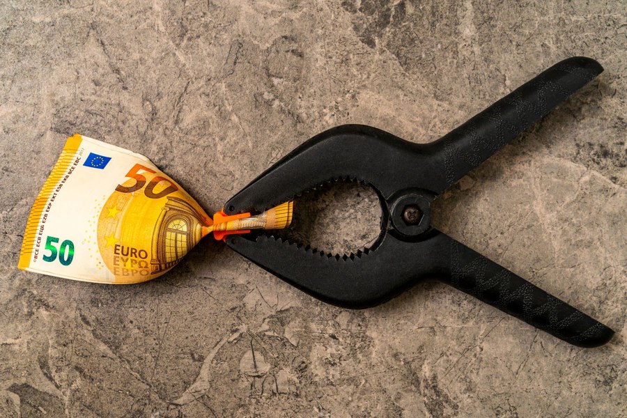 Europa sărăcește din nou: &Icirc;n Rom&acirc;nia, inflația a &bdquo;m&acirc;ncat&rdquo; 900 de lei din salariul mediu, iar creșterile din 2026 vor fi egale cu zero