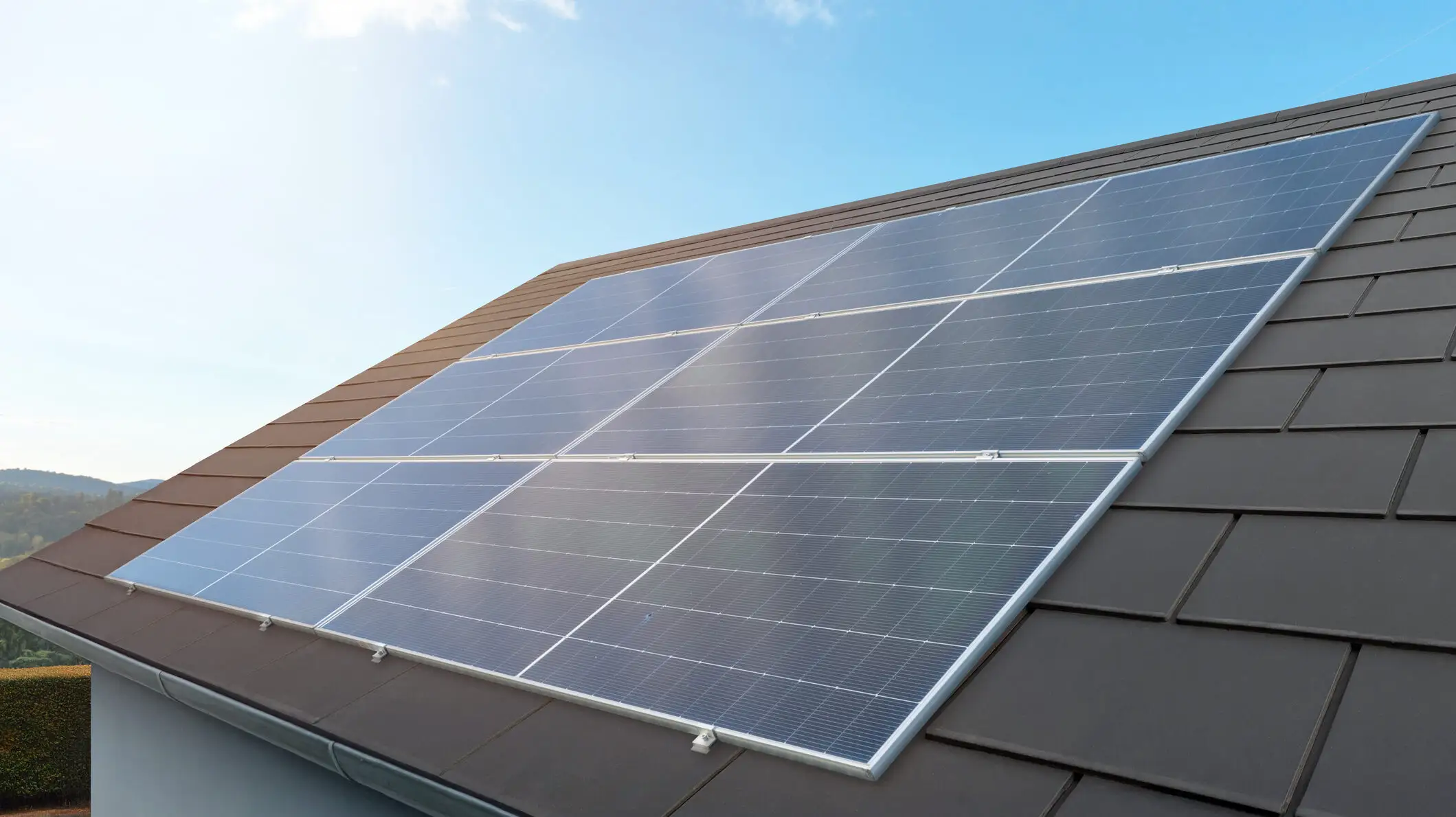 Facturile la energie schimbă comportamentul consumatorilor. Mulți rom&acirc;ni vor să-și instaleze panouri fotovoltaice &icirc;n următorul an