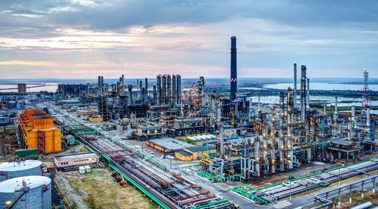 FOTO Petromidia &ndash; 50 de ani de la turnarea primului pilon al rafinăriei din Năvodari, cea mai mare din Rom&acirc;nia