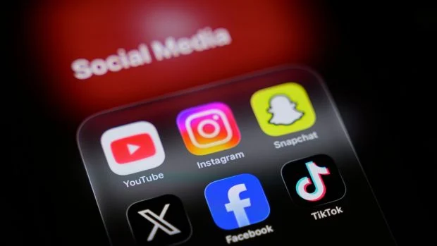 Franța interzice rețelele de socializare pentru minorii sub 15 ani, o premieră &icirc;n Europa. Proiectul de lege prevede şi interzicerea telefoanelor mobile &icirc;n liceu