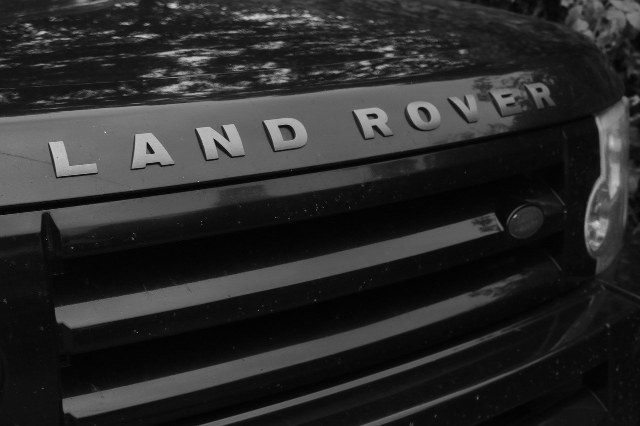 &bdquo;Fum și foc &icirc;n spatele mașinii&rdquo;. Record de rechemări pentru airbaguri, scurgeri de ulei și probleme cu bateria la Jaguar Land Rover