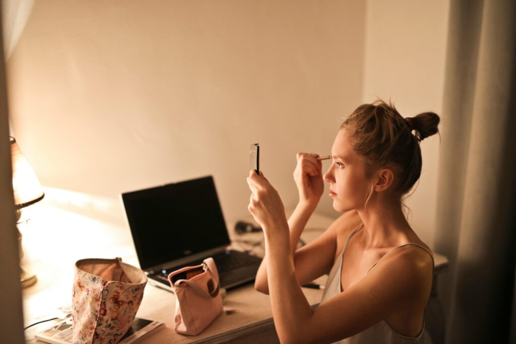 Generația Z își crește cheltuielile pentru produse de beauty și le consideră o necesitate, nu un lux