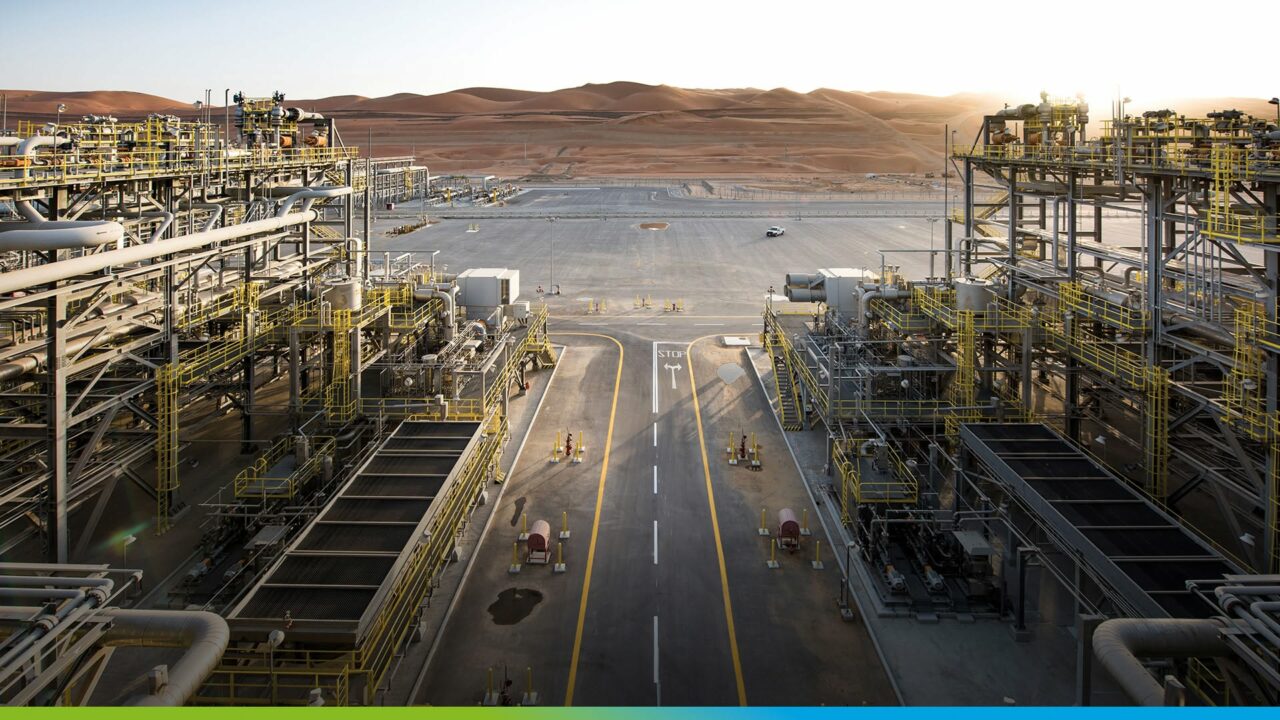 Gigantul petrolier Saudi Aramco &icirc;nchide una dintre cele mai mari rafinării, după un atac al rebelilor Houthi. C&acirc;nd ar putea fi reluate operațiunile