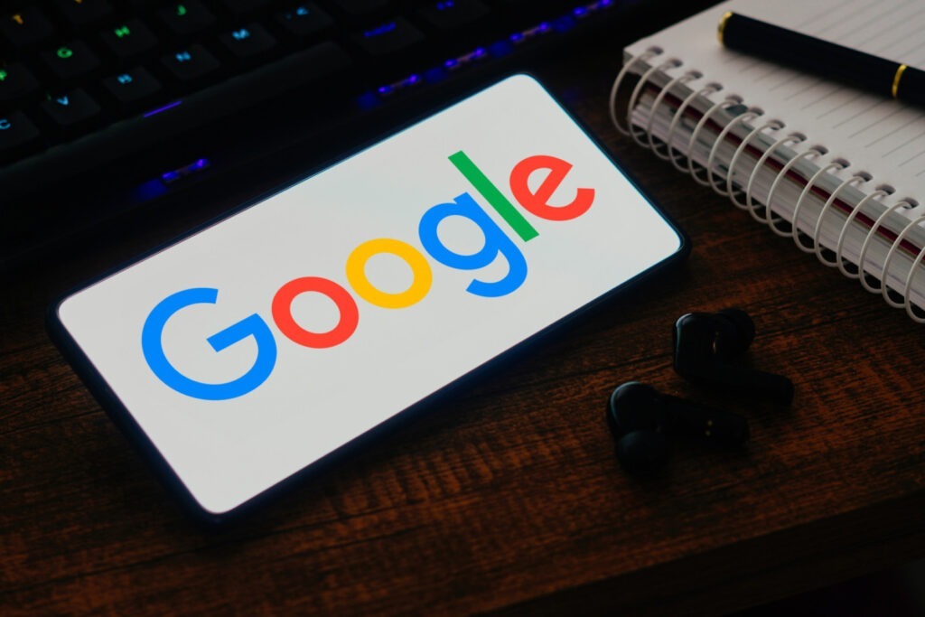 Google introduce etichete AI pentru reclamele de pe platformele sale