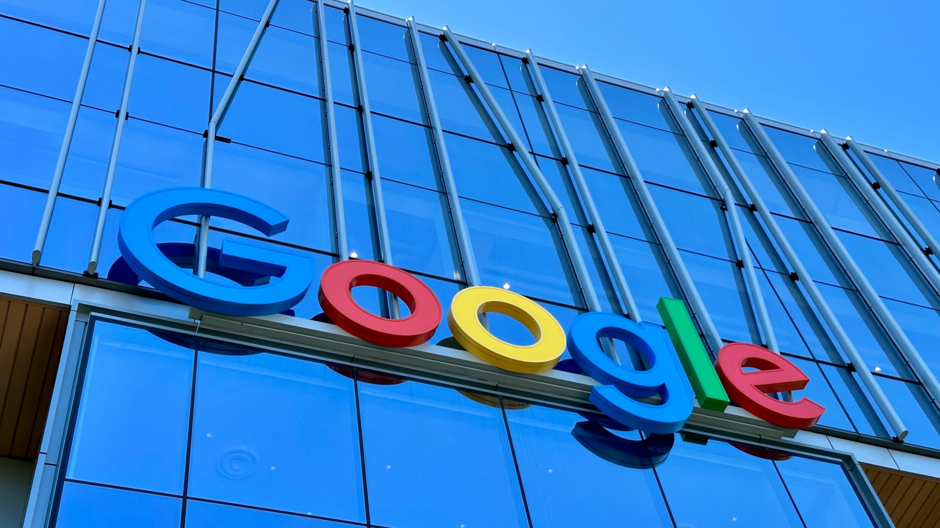 Google &icirc;și face propriul cip de AI. Ce este Frozen v2