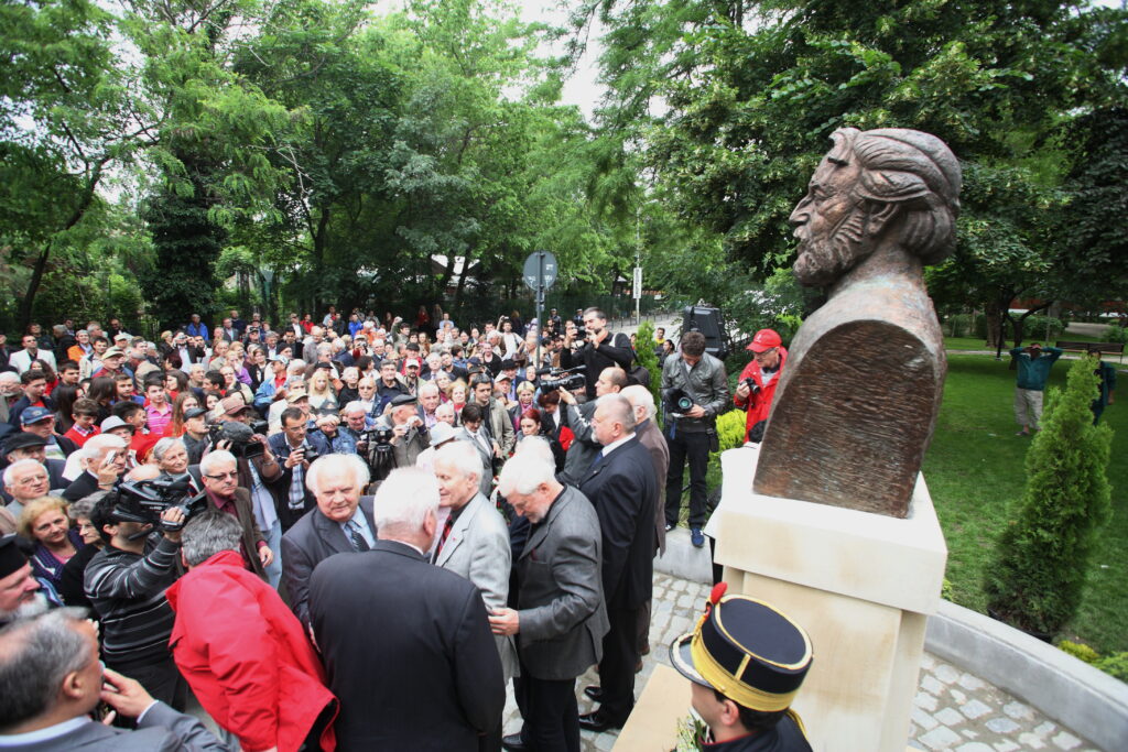 IICCMER solicită retragerea din spațiul public a monumentului lui Adrian Păunescu din Sectorul 2