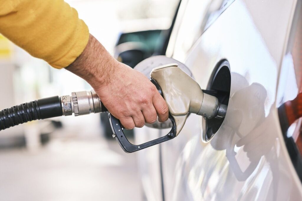 Ilie Bolojan: Fără probleme la carburanți &icirc;n următoarele două săptăm&acirc;ni. Rompetrol avertizează că ar putea reduce producția la Petromidia / Guvernul prioritizează transportul de combustibil spre vest