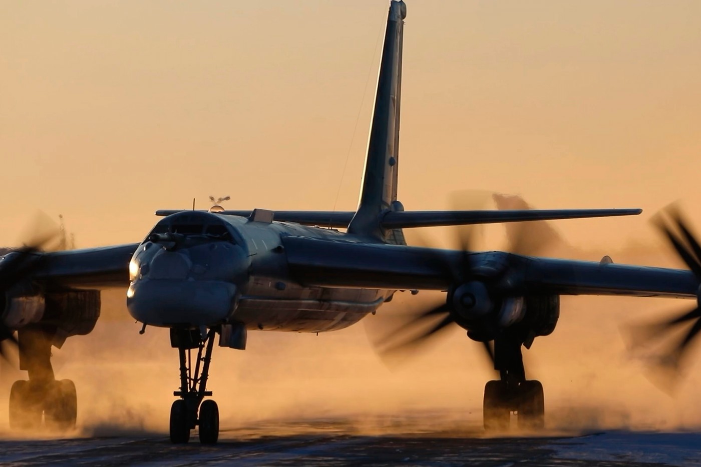 Imaginile din satelit confirmă distrugerea unui bombardier rus Tu-95 &icirc;n urma unui atac ucrainean