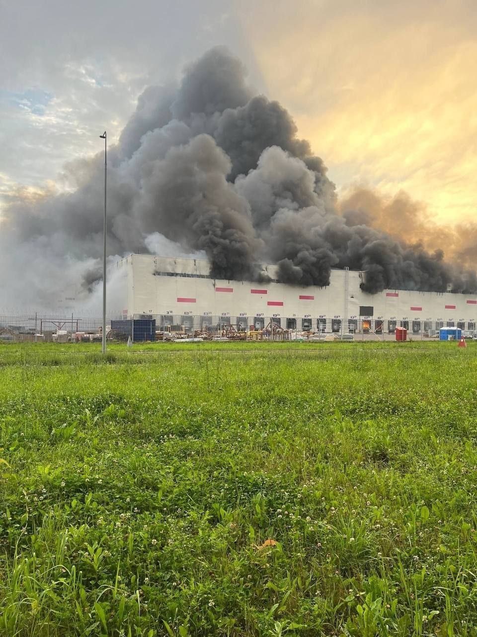 Incendiu la instalaţii industriale din oraşul rus Riazan, &icirc;n urma unui atac cu drone / Regiunea găzduieşte numeroase complexe industriale mari, inclusiv o rafinărie de petrol şi un centru logistic - FOTO / VIDEO
