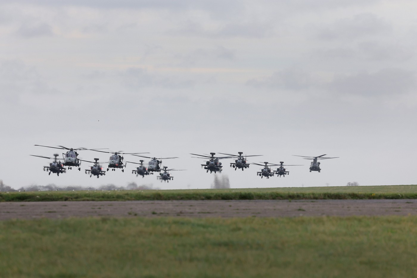&bdquo;Inel de oțel&rdquo; din drone &icirc;narmate &icirc;n jurul elicopterelor: noua strategie a Armatei britanice pentru a-și proteja aeronavele &icirc;n luptă