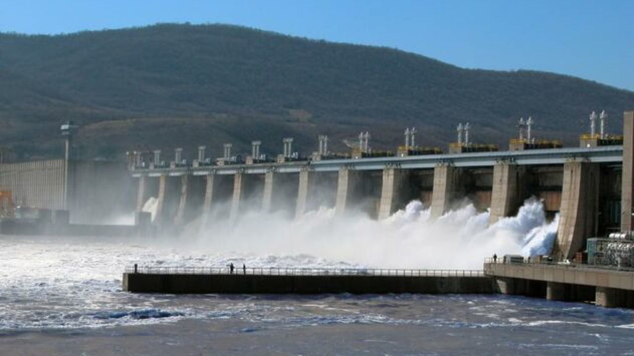 INS: Resursele de energie electrică au crescut cu 389,5 milioane kWh, &icirc;n primele cinci luni, faţă de perioada similară din 2025. S-a redus producţia din centralele nuclearo-electrice, dar a crescut cea din hidrocentrale