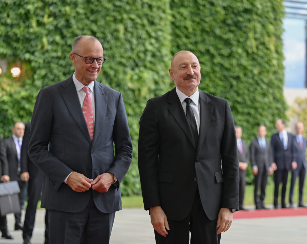 &Icirc;nt&acirc;lnire secretă &icirc;ntre foști oficiali germani și ruși la Baku. Merz neagă, președintele Azerbaidjanului prezintă dovezi