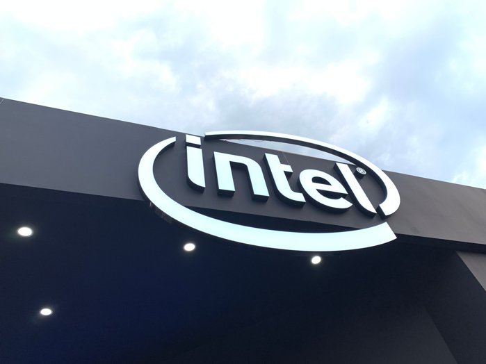 Intel explodează cu 9% pe bursă după anunţul lui Trump: Apple va colabora cu gigantul american pentru proiectarea şi producţia de cipuri &icirc;n SUA