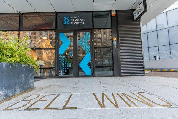 Investitorii au sfidat criza politica; BET a urcat cu 17%