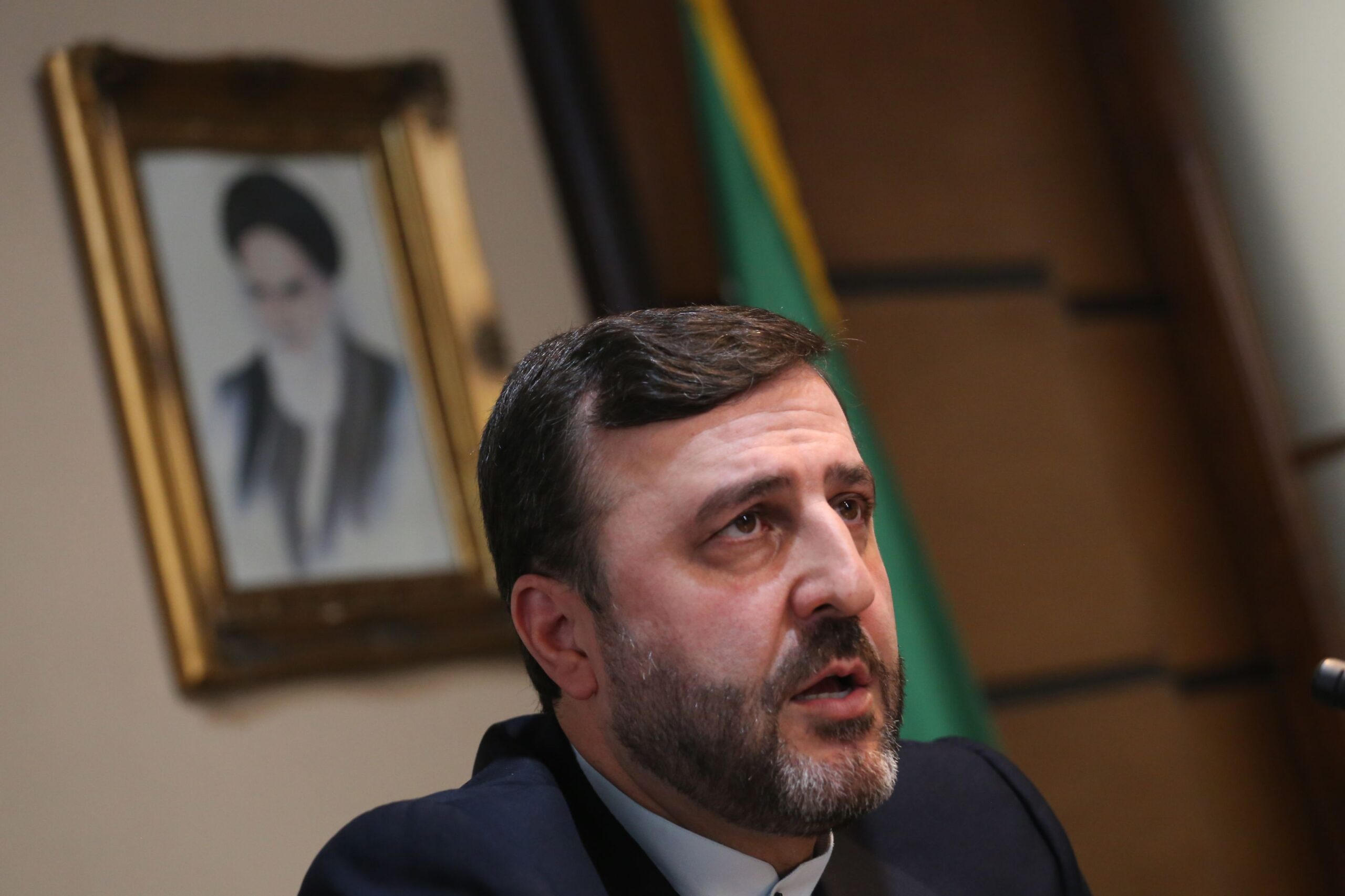 Iranul &icirc;și suspendă angajamentele din acordul cu SUA. Khamenei amenință cu &bdquo;lecții de neuitat&rdquo; și zice că semnătura lui Trump e lipsită de valoare