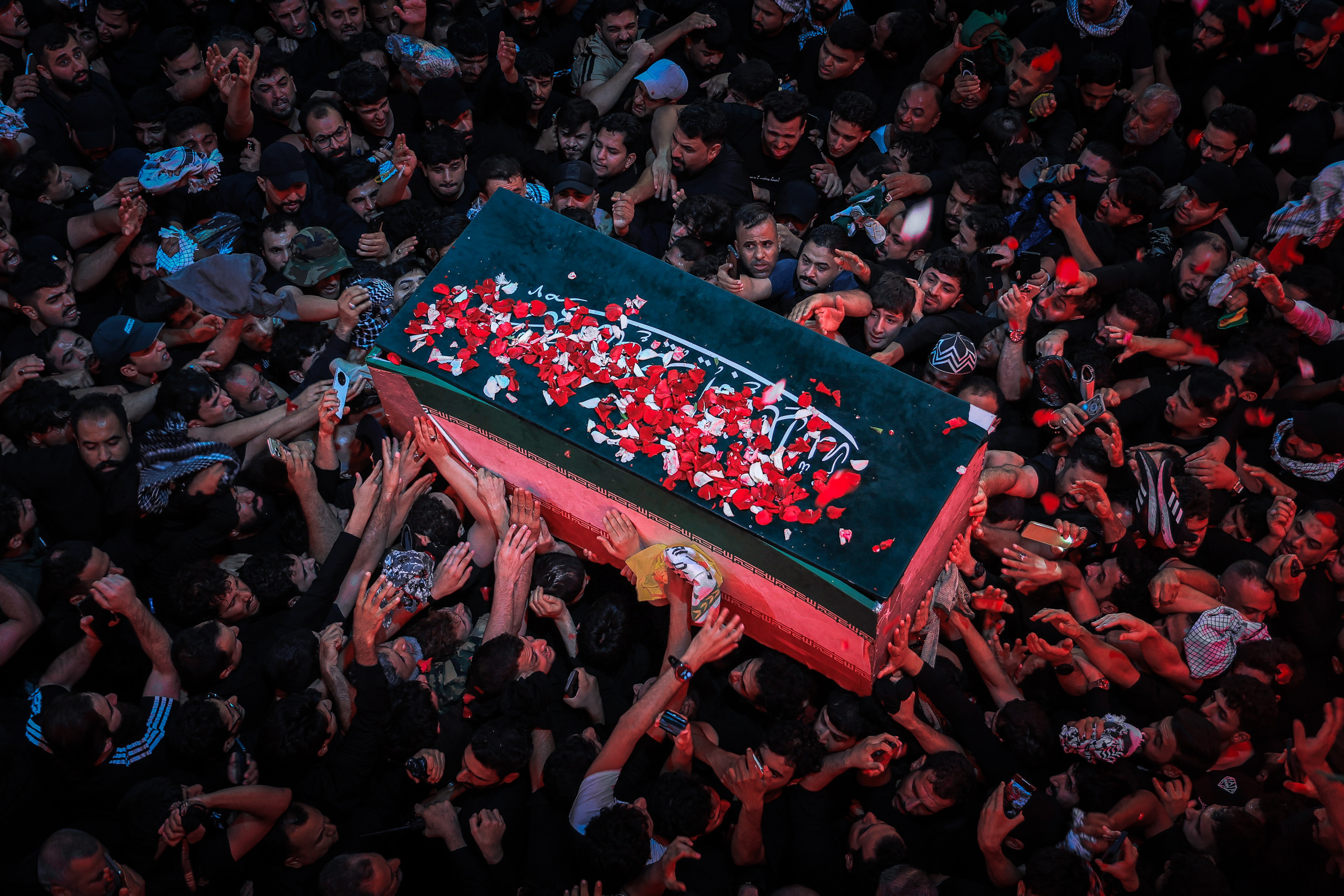Iranul l-a &icirc;ngropat pe Ali Khamenei și odată cu bătr&acirc;nul ayatollah s-a dus și atitudinea reținută față de jignirile americanilor