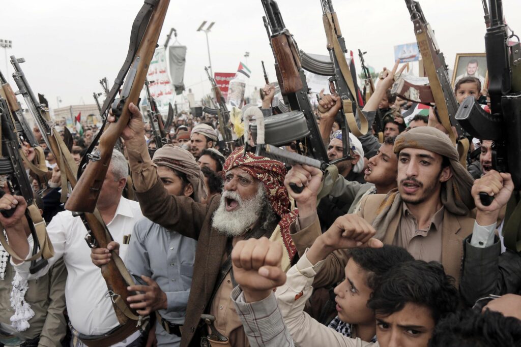 Iranul pregătește o nouă lovitură pentru piața energetică. Rebelii Houthi ar putea bloca Marea Roșie