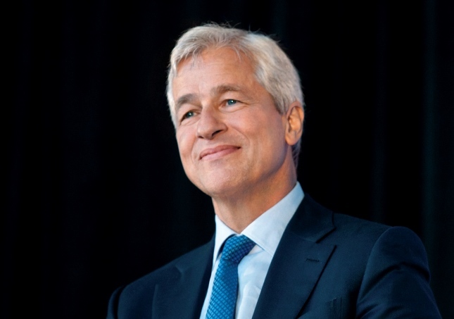 Jamie Dimon avertizează că investitorii subestimează riscurile globale şi spune că nu ar cumpăra acum nici acţiuni, nici obligaţiuni americane pe termen lung
