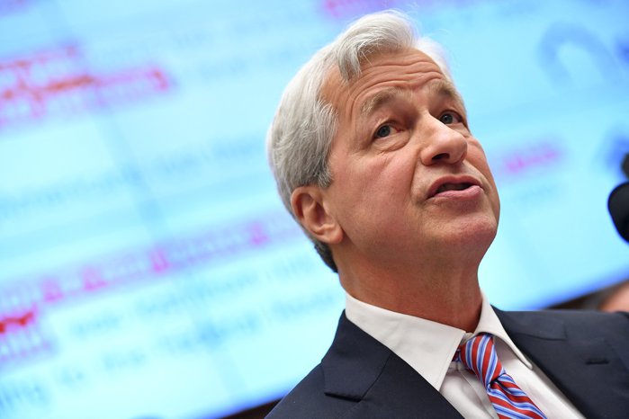 JPMorgan raportează cel mai mare profit trimestrial din istorie, &icirc;n creştere cu 86% faţă de aceeaşi perioadă a anului trecut. Divizia de tranzacţionare şi participaţia deţinuţă la Visa au generat venituri record pentru gigantul bancar