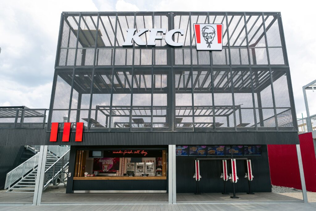 KFC a deschis primul restaurant sezonier din Rom&acirc;nia. Investiția Sphera Franchise Group &icirc;n proiectul Nibiru depășește 1,2 milioane de euro