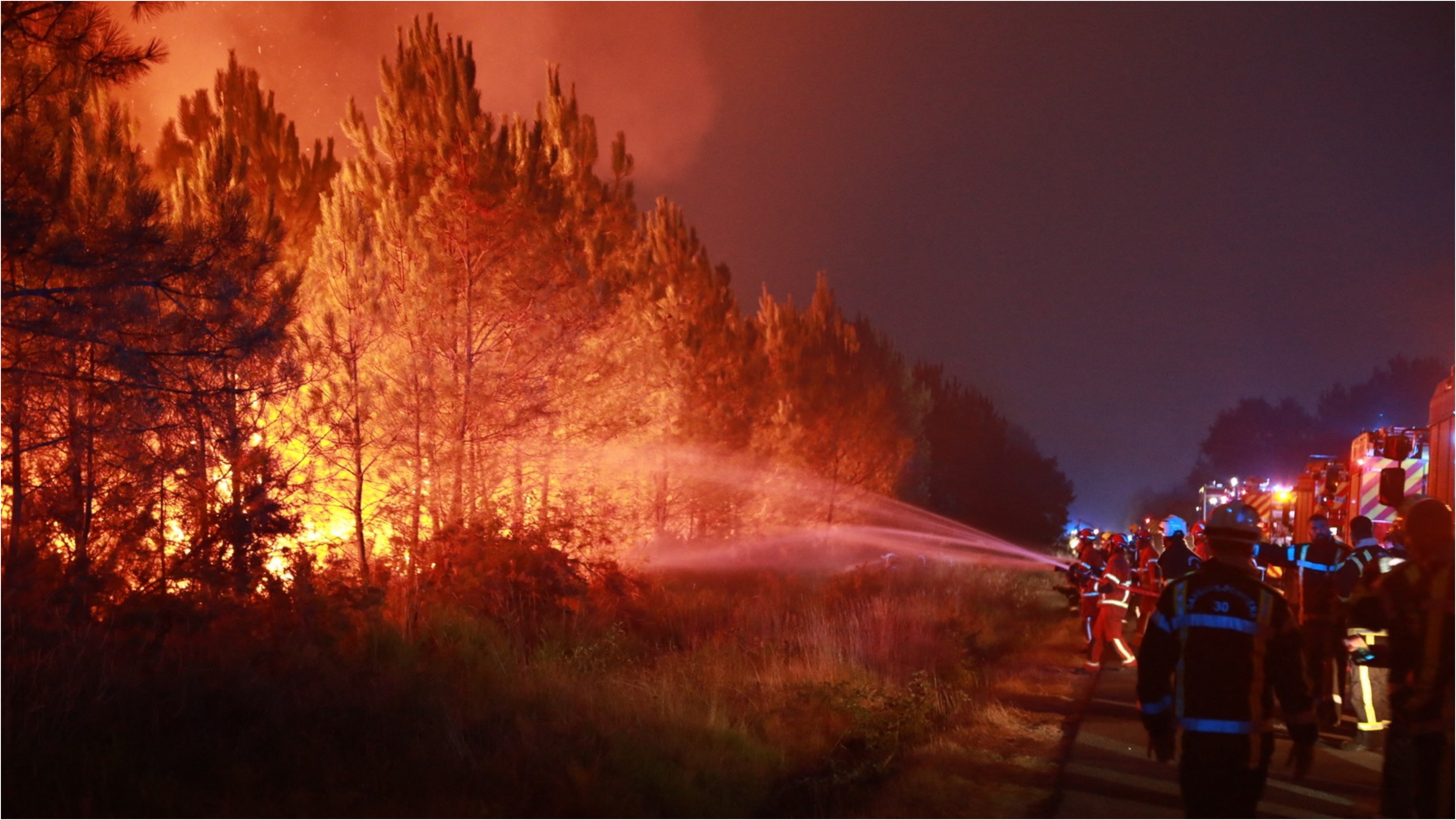 La c&acirc;țiva kilometri de incendiul uriaș din Franța: Uzine care produc combustibil pentru rachete sunt amenințate de flăcări