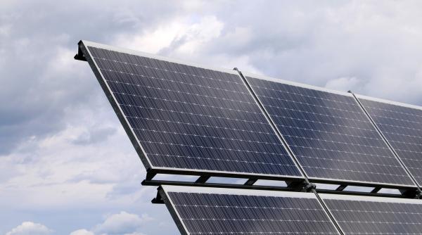 Legea pentru prosumatori, promulgată de Nicușor Dan. Ce se schimbă pentru cei care produc energie electrică
