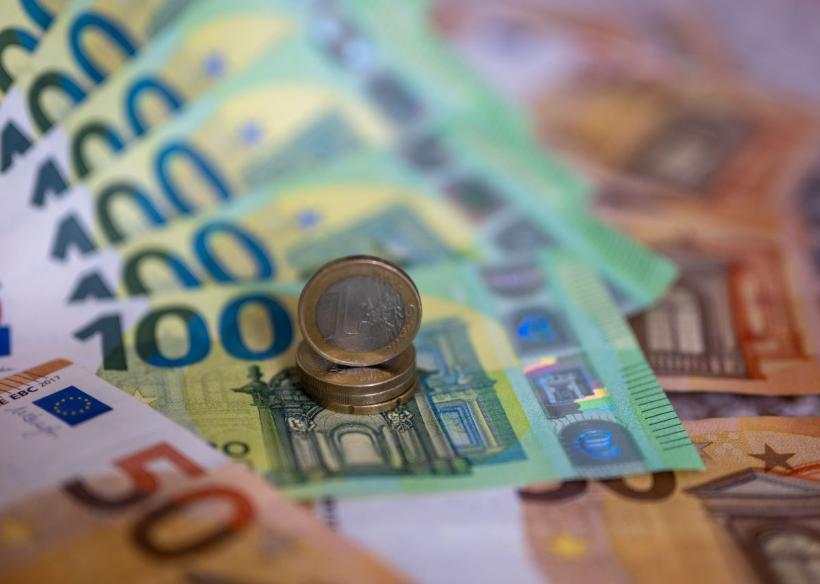 Leul își revine ușor față de euro, dar rămâne sub presiune: curs BNR 5,2661 lei/euro pe fondul crizei politice