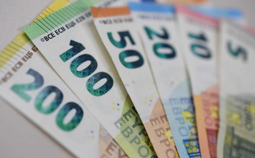 Leul se prăbușește sub presiunea haosului politic. Euro sare de 5,1 lei