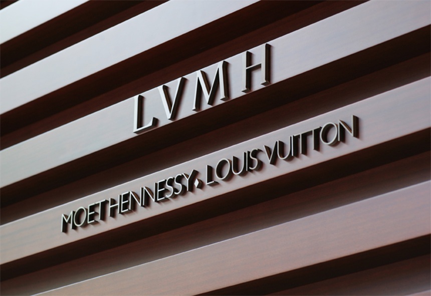LVMH &icirc;şi majorează uşor v&acirc;nzările, susţinute de cererea puternică din SUA, &icirc;n pofida impactului războiului cu Iranul asupra turismului