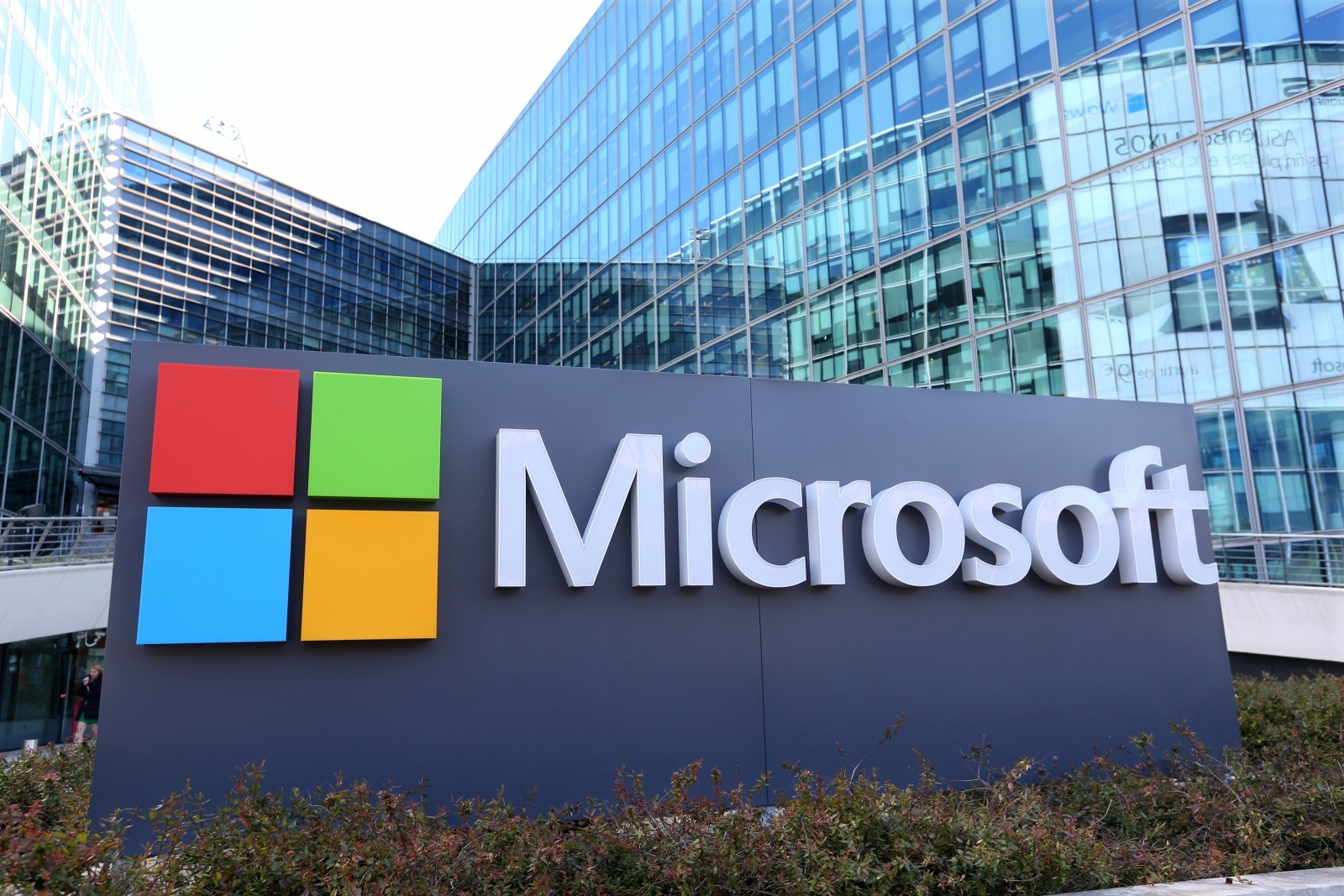 Reuters: Microsoft investeşte miliarde de dolari pentru extinderea infrastructurii AI a Mistral &icirc;n Europa