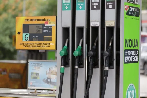Motorina a depășit 10 lei pe litru. C&acirc;t a ajuns să coste benzina la Petrom, OMV și Rompetrol