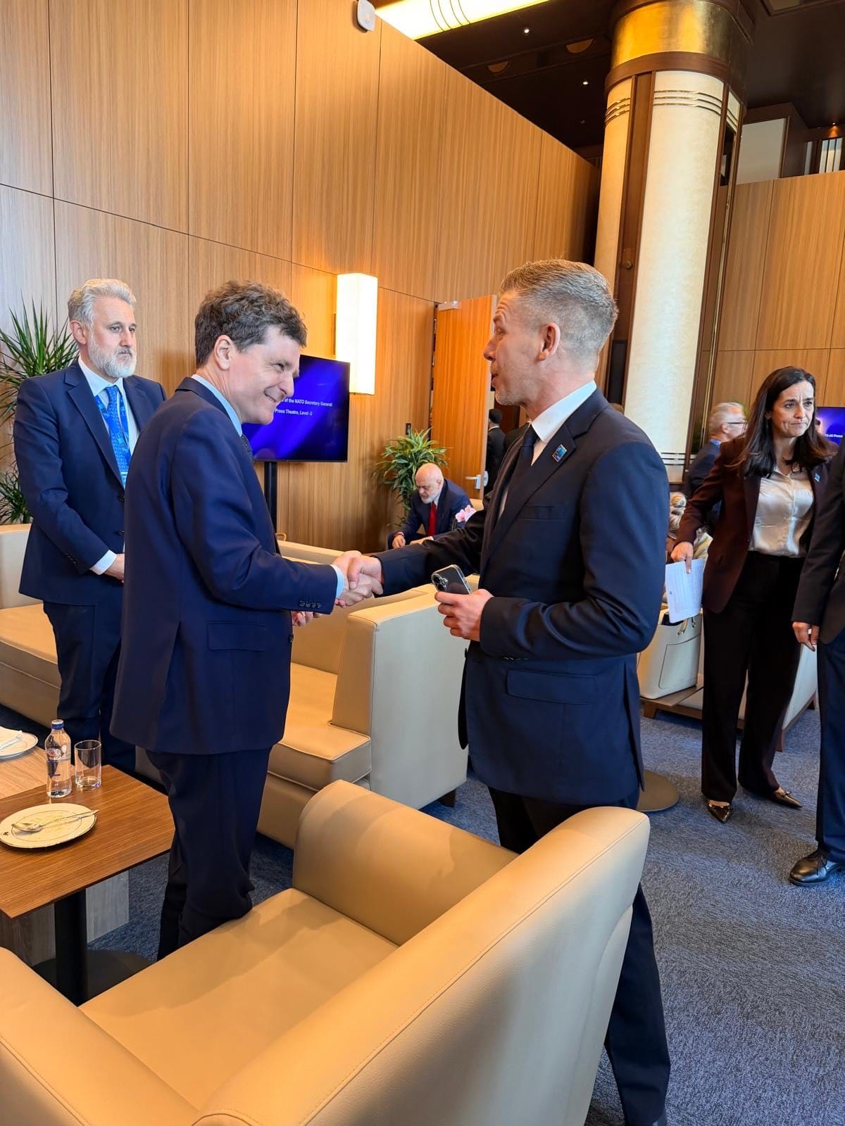 Nicușor Dan a avut o scurtă &icirc;ntrevedere cu premierul maghiar P&eacute;ter Magyar la summitul NATO de la Ankara