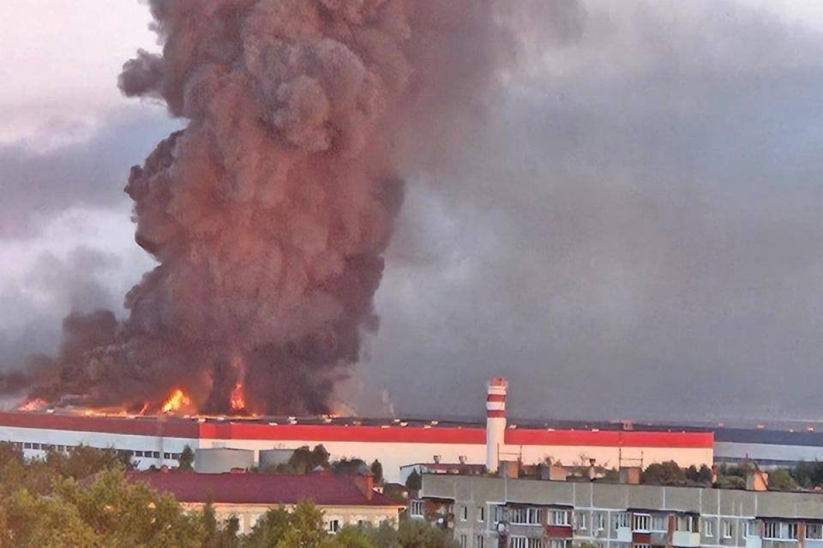 Noapte de foc l&acirc;ngă Moscova. Incendii uriașe la un depozit de petrol și la un nou centru Wildberries după un atac cu drone ucrainene