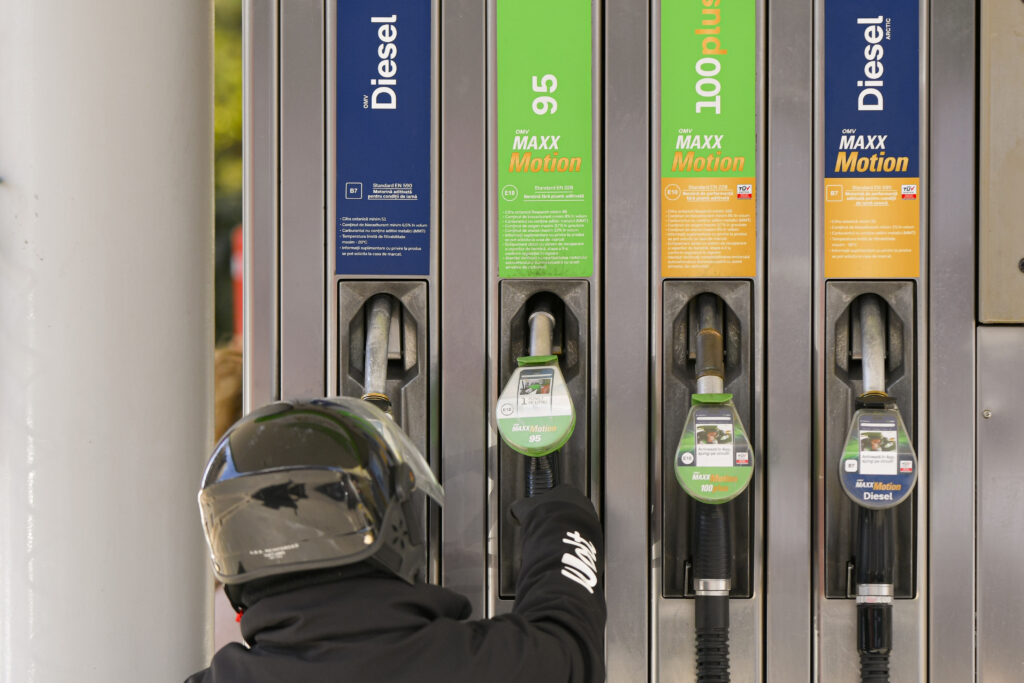 Noi scumpiri la carburanți / Motorina sare de 10 lei pe litru la Petrom și Rompetrol / Guvernul pregătește o reducere temporară a accizei