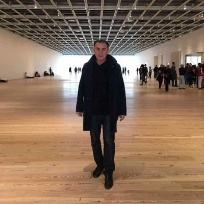 Nouriel Roubini, supranumit &bdquo;Dr. Doom&rdquo;, spune că ne &icirc;ndreptăm spre un venit de bază universal sau &bdquo;o formă de socialism&rdquo;, pe măsură ce AI transformă piața muncii