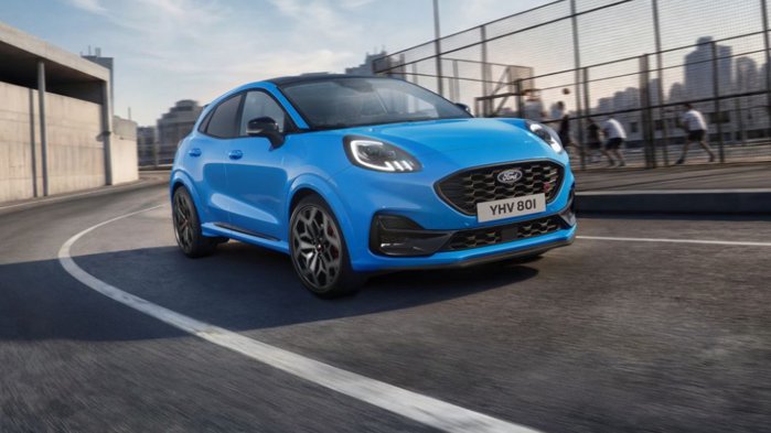 Noutăţi de la Craiova: Ford lansează două versiuni speciale pentru Puma, modelul produs la Craiova: Gen-E Black Edition şi ST Edition. SUV-ul răm&acirc;ne cel mai v&acirc;ndut model al mărcii &icirc;n Europa, cu peste 78.000 de unităţi &icirc;n prima jumătate a anului